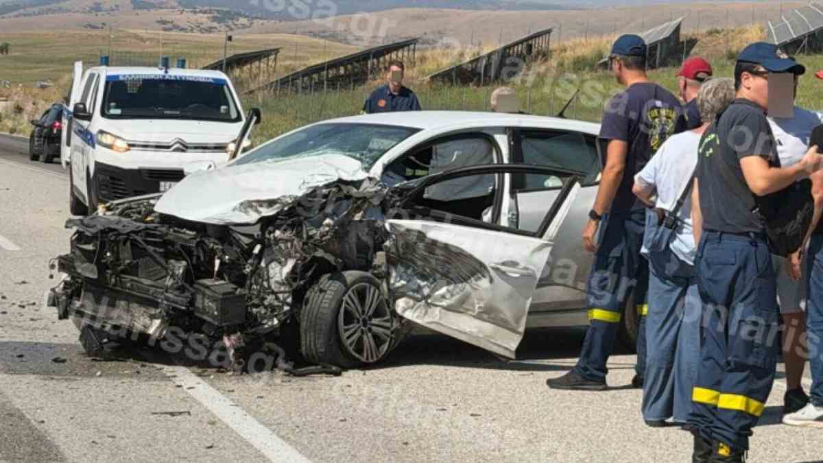 Σοβαρό τροχαίο έξω από τη Λάρισα: ΙΧ μετατράπηκε σε άμορφη μάζα σιδερικών μετά τη σύγκρουση με φορτηγό – «Άγιο» είχαν οι δύο οδηγοί