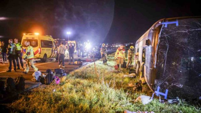 Σοκαριστικό τροχαίο στην Ολλανδία: Λεωφορείο με μαθητές συγκρούστηκε με βαν – 20 τραυματίες