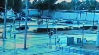 Βίντεο ντοκουμέντο από τη Λεωφόρο Ποσειδώνος: Η στιγμή που η μηχανή πέφτει πάνω στο ταξί το οποίο είχε κάνει αναστροφή
