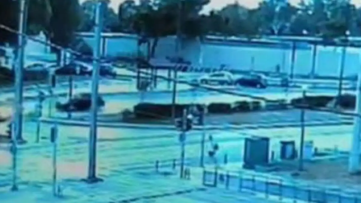 Βίντεο ντοκουμέντο από τη Λεωφόρο Ποσειδώνος: Η στιγμή που η μηχανή πέφτει πάνω στο ταξί το οποίο είχε κάνει αναστροφή