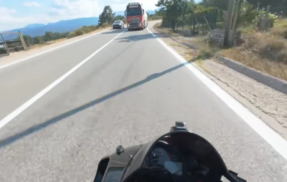 Ο μοτοσικλετιστής κινήθηκε την τελευταία στιγμή προς την άκρη του δρόμου, αποφεύγοντας οριακά τη μετωπική σύγκρουση με το βυτιοφόρο.