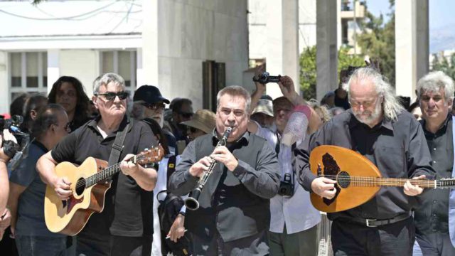 Τελευταίο αντίο στον Λάκη Χαλκιά: Συγκίνηση, χειροκροτήματα και ηπειρώτικες μελωδίες στο Α’ Νεκροταφείο Αθηνών (Εικόνες)