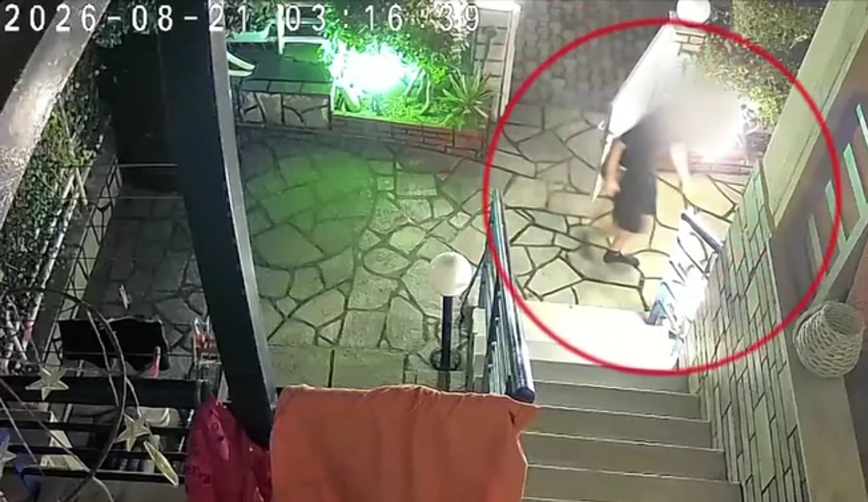 Ασυνήθιστη κλοπή σημειώθηκε στο Πευκοχώρι Χαλκιδικής, όπου άγνωστος άνδρας φέρεται να μπήκε στην αυλή κατοικίας και να έκλεψε γυναικείο μαγιό