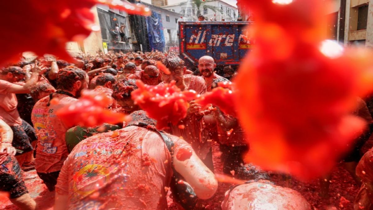 La Tomatina: Χιλιάδες άνθρωποι έγιναν κόκκινοι στον μεγαλύτερο ντοματοπόλεμο της Ισπανίας