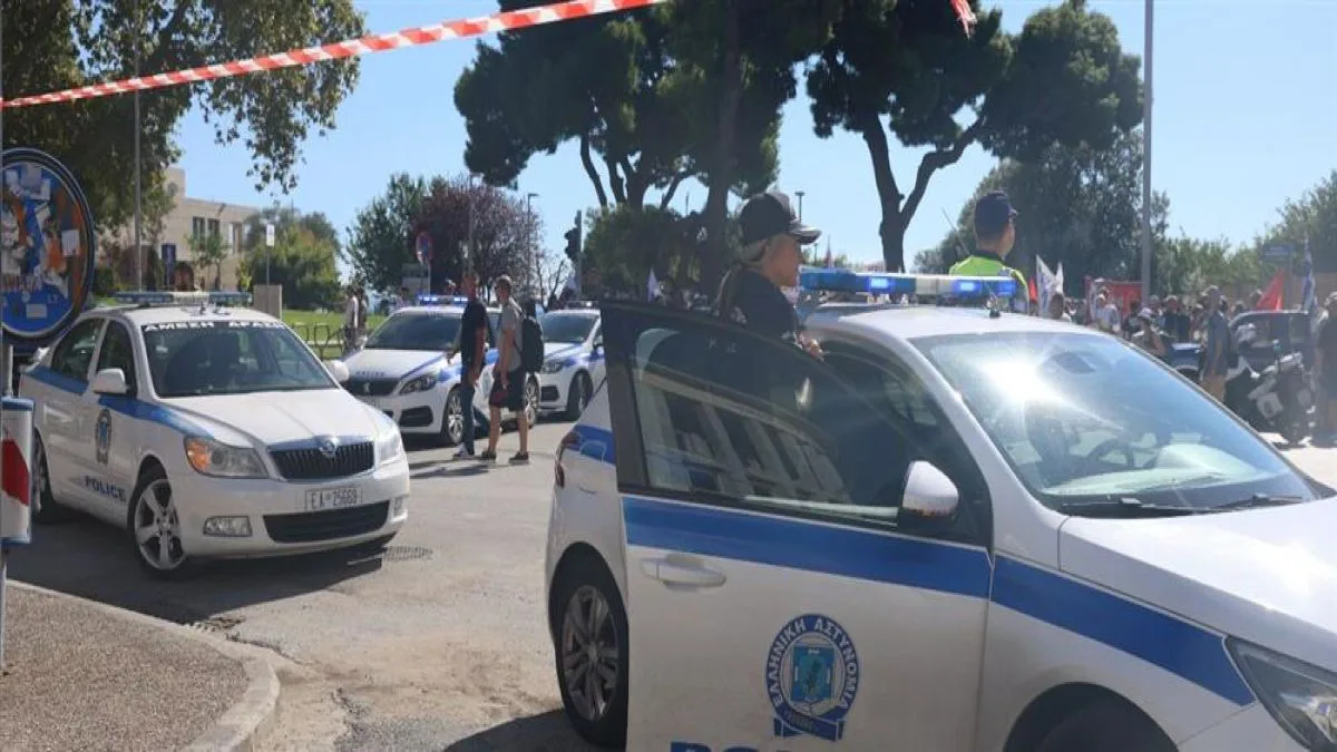«Μαμά, έλα να με πάρεις»: 12χρονη καταγγέλλει ότι την ακολούθησαν και της πέταξαν πέτρες
