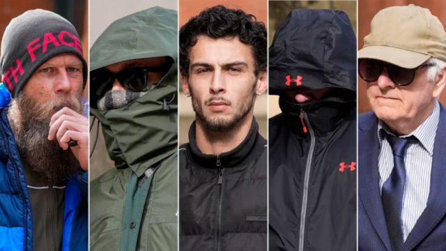 Δίκη-σοκ: Κατηγορείται ότι νάρκωνε τη γυναίκα του και καλούσε άλλους 12 άνδρες που οδηγούνται στην Δικαιοσύνη