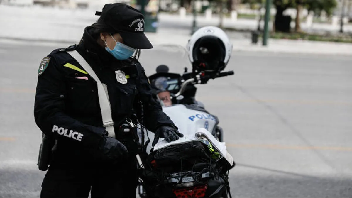 Για μια κλήση επιτέθηκε σε δύο τροχονόμους: Αγκωνιά στη μία, κουτουλιά στη δεύτερη
