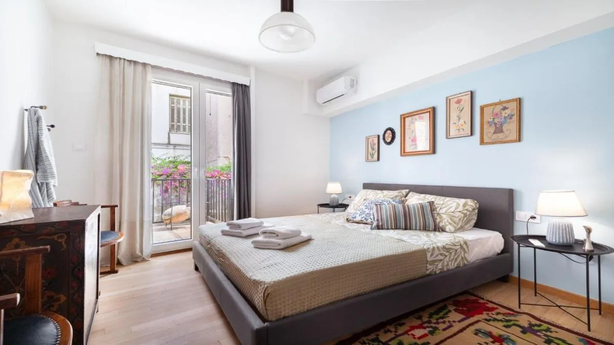 Πλάκα: Το Airbnb με βαθμολογία 8,9 που έγινε συντρίμμια μετά την έκρηξη