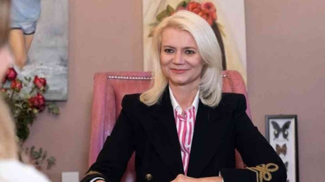 Κολωνάκι: Η γιατρός πίσω από την πλασμαφαίρεση του Μαζωνάκη – Το αμφιλεγόμενο βιογραφικό και το πανεπιστήμιο της Χαβάης