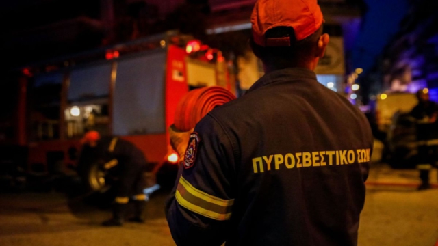 Συναγερμός στην Αγία Παρασκευή: Φωτιά σε διαμέρισμα με 15 πυροσβέστες να επιχειρούν κατάσβεση