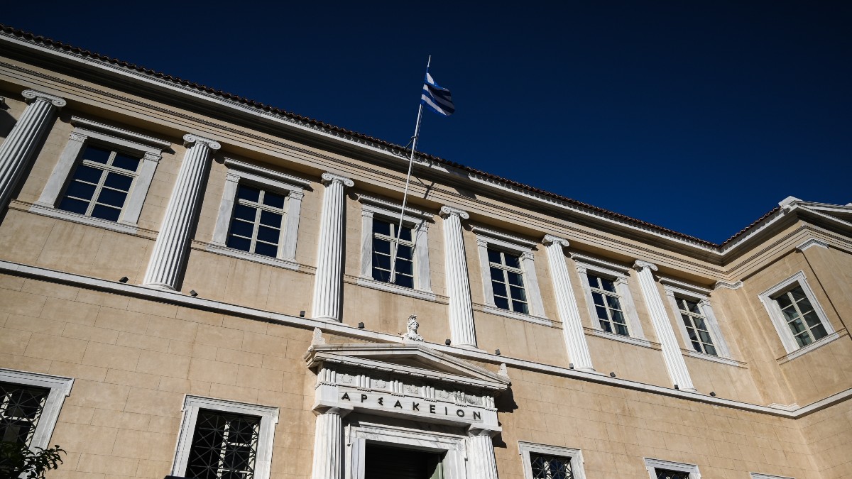 Δημόσιοι υπάλληλοι: Ποια είναι τα σενάρια για τον 13ο μισθό