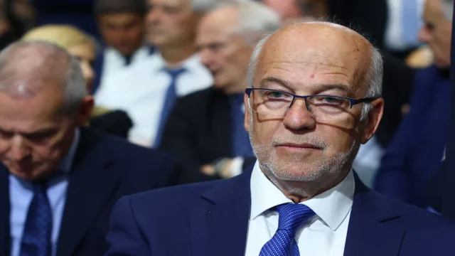 «Αυτογελοιοποίηση» και «παρακμιακό ντουέτο»: Ο Φλωρίδης εξαπέλυσε σφοδρή επίθεση στο ΠΑΣΟΚ και τον Δουδωνή