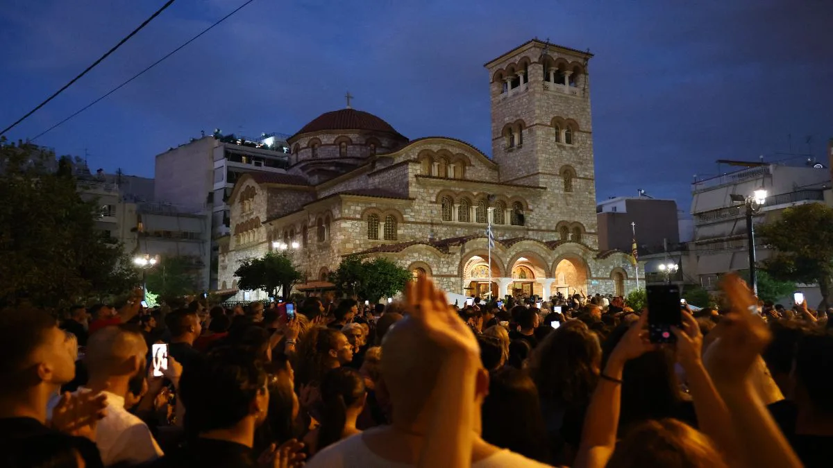 Γιώργος Μαζωνάκης: Η Νίκαια «λύγισε» με δάκρυα, χειροκροτήματα και λαοθάλασσα κόσμου