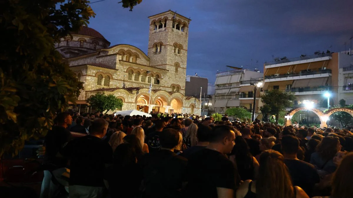 Γιώργος Μαζωνάκης: Δάκρυα, λουλούδια και ένα βροντερό «Αθάνατος» στη Νίκαια