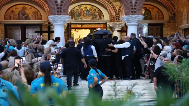 Έληξαν τα περί χρήματος: Σπαραγμός για τις αδερφές του Γιώργου Μαζωνάκη μπροστά στη σορό του