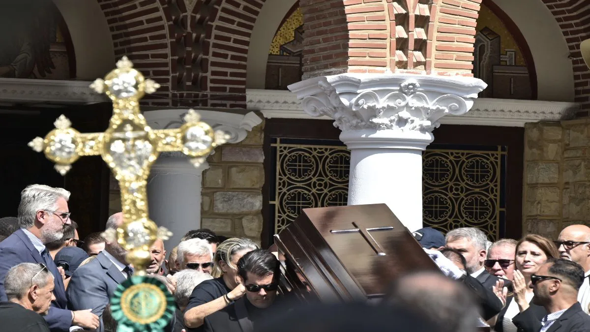 Νίκαια: Το τελευταίο «αντίο» στον Γιώργο Μαζωνάκη – Μια ολόκληρη ζωή μέσα σε ένα χειροκρότημα