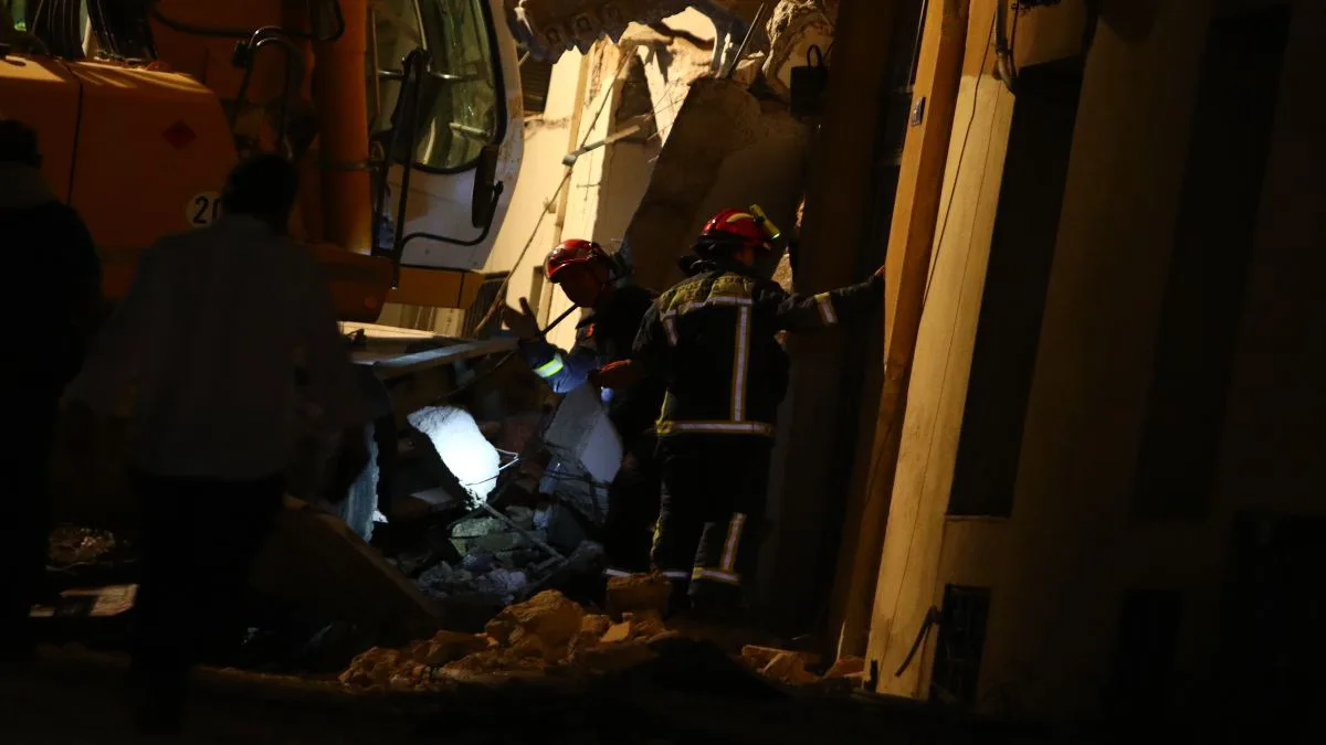 Συναγερμός στην Πλάκα: Νεκρή γυναίκα στα συντρίμμια – Αγωνία για πέντε αγνοούμενους
