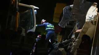 Έκρηξη στην Πλάκα: Νεκρή μία γυναίκα – Αγωνία για τους πέντε αγνοούμενους