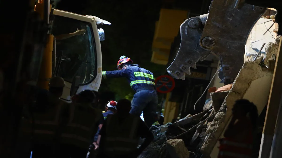 Έκρηξη στην Πλάκα: Μία γυναίκα ανασύρθηκε νεκρή με την αγωνία να εντείνεται για τους πέντε αγνοούμενους
