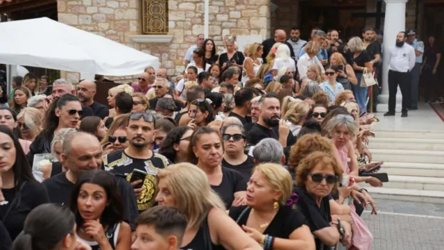 Αγρυπνία για τον Γιώργο Μαζωνάκη: «Θέλω σεβασμό» κάνει έκκληση ο εφημέριος στο πλήθος