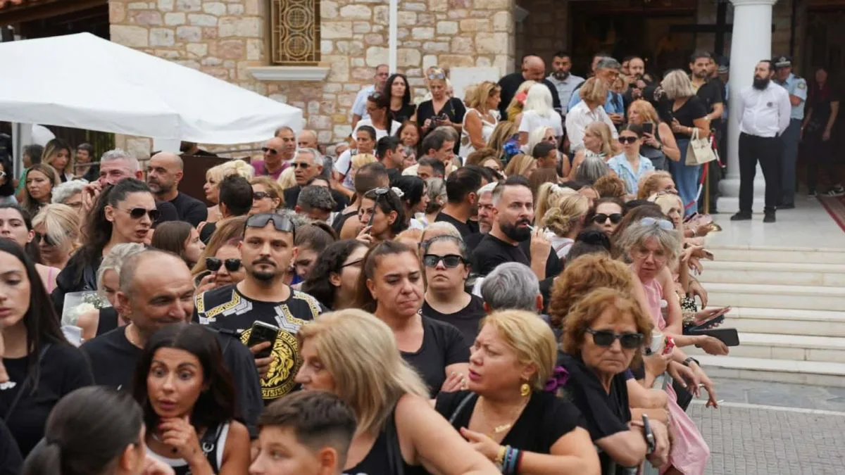 Αγρυπνία για τον Γιώργο Μαζωνάκη: «Θέλω σεβασμό» κάνει έκκληση ο εφημέριος στο πλήθος