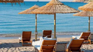 Βουλιαγμένη: Πώς ξεκίνησε ο θανατηφόρος καυγάς για την ξαπλώστρα – «Με χτύπησε και η κοπέλα είναι πρησμένη» λέει ο 76χρονος