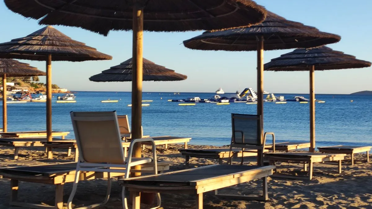 Τραγωδία στην πλαζ Βουλιαγμένης: Σύλληψη και της 21χρονης συνοδού για τον θάνατο του 82χρονου μετά από καβγά για τις ξαπλώστρες