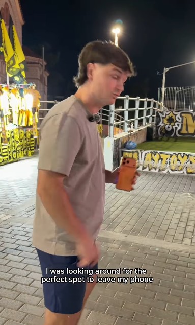 Influencer από την Αμερική αφήνει iPhone έξω από το γήπεδο