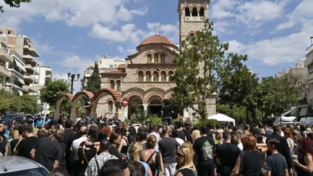 Σοκ στην κηδεία του Μαζωνάκη: Άνδρας λιποθύμησε μέσα στο πλήθος – Στα χέρια μέχρι το ασθενοφόρο