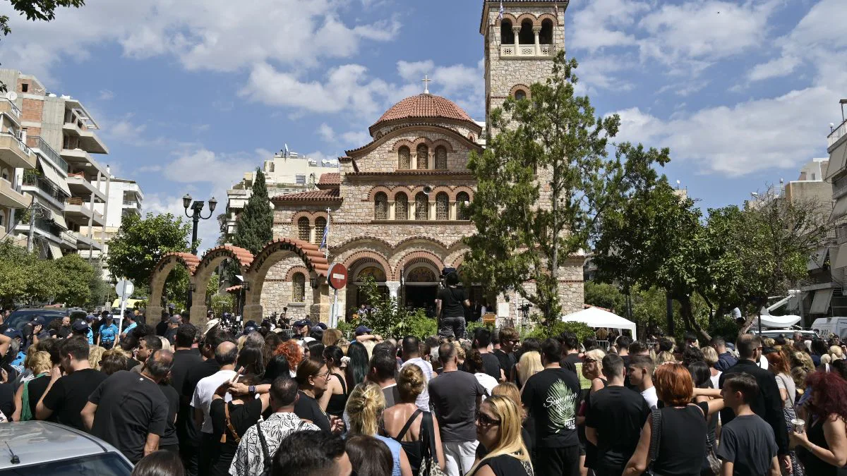 Σοκ στην κηδεία του Μαζωνάκη: Άνδρας λιποθύμησε μέσα στο πλήθος – Στα χέρια μέχρι το ασθενοφόρο