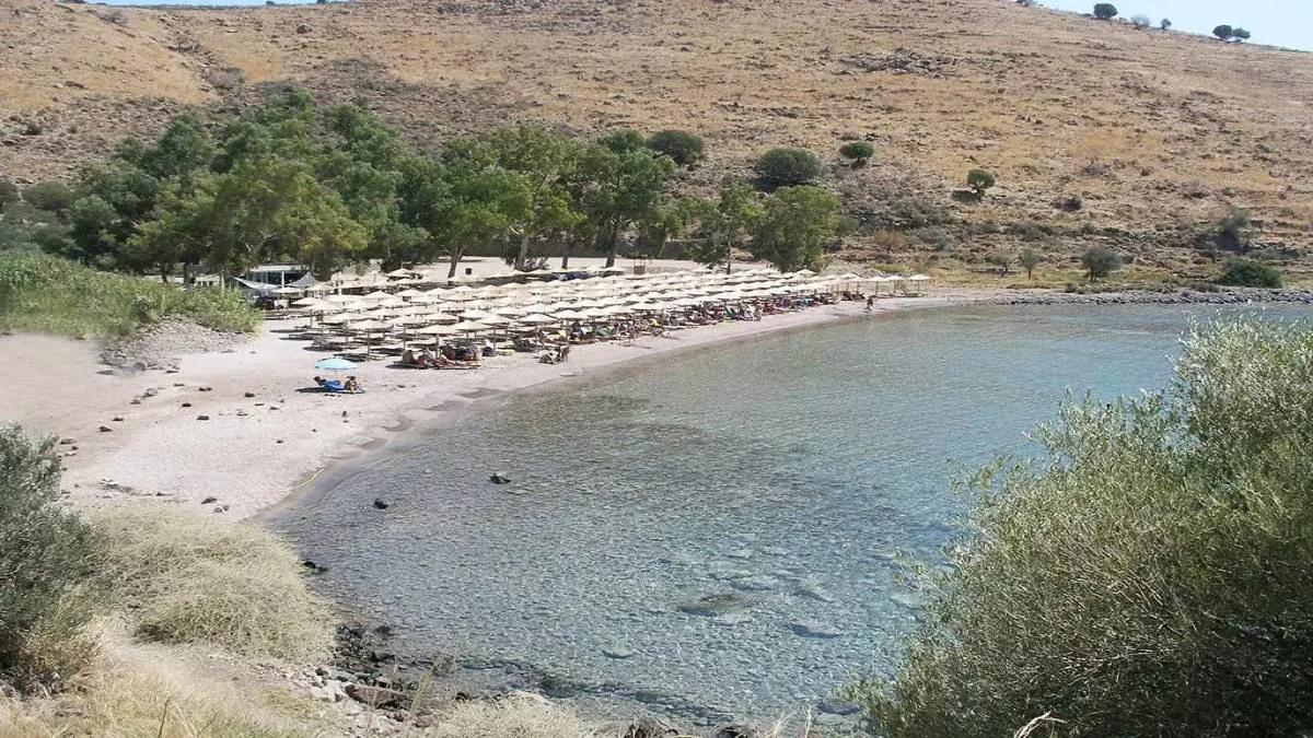 Αίγινα: 50 λεπτά ΚΑΡΠΑ σε 65χρονη που κατέρρευσε στην παραλία Κλήμα