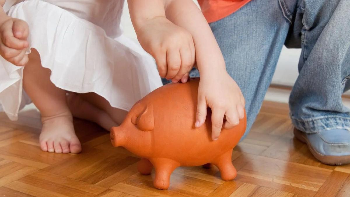 «Κουμπαράς» για παιδιά: Βάζεις 1.200 ευρώ, βάζει άλλα τόσα το κράτος – Όλα όσα πρέπει να ξέρεις