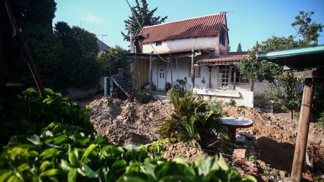 «Μου έλεγε ψέματα ότι την είχε τακτοποιήσει»: Σπάει τη σιωπή του ο εγγονός της ηλικιωμένης στον Μαραθώνα μετά την ομολογία της μητέρας του