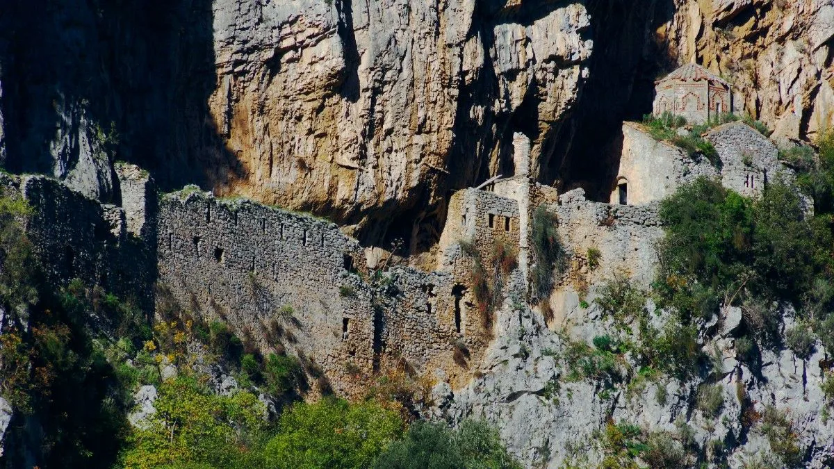 Δύο συγκλονιστικά μοναστήρια μέσα στη φύση που μοιάζουν να σταμάτησαν τον χρόνο