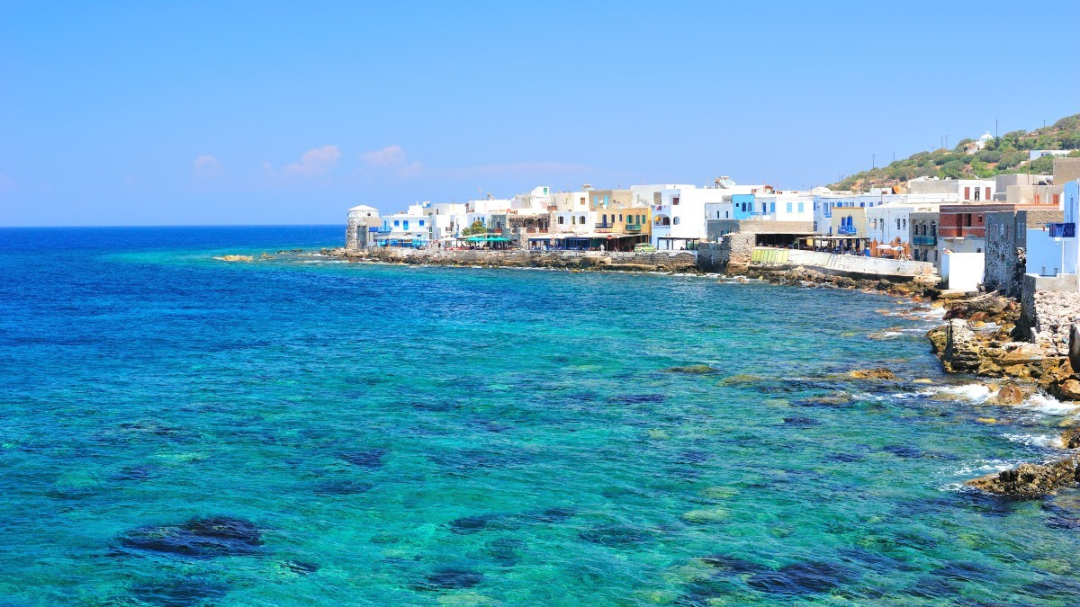 Το ελληνικό νησί που κρύβει ένα ζωντανό ηφαίστειο στην καρδιά του