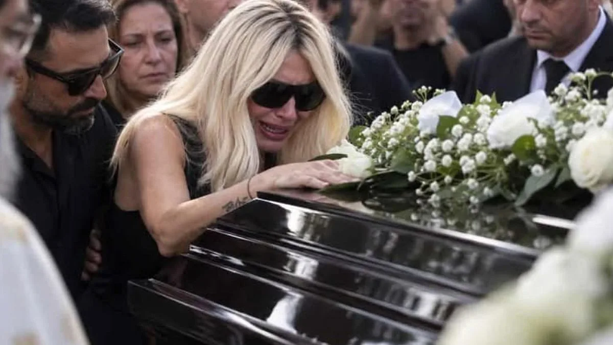 Κηδεία Γιώργου Μαζωνάκη: Η σπαρακτική κραυγή της Πάολας πάνω από το φέρετρο και οι πέντε λέξεις που «λύγισαν» τους πάντες