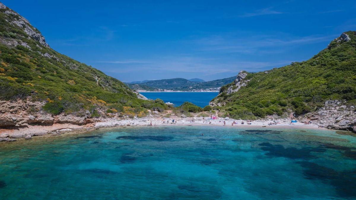 Ένα μονοπάτι οδηγεί σε αυτή τη μαγική διπλή παραλία της Κέρκυρας