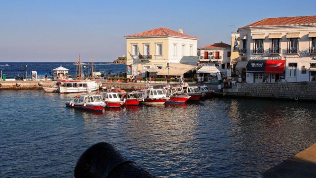 Κινηματογραφική απόδραση στις Σπέτσες: Άρπαξαν 40.000 ευρώ και ρολόι-«φωτιά», διέφυγαν με θαλάσσιο ταξί αλλά συνελήφθησαν στην Αργολίδα!