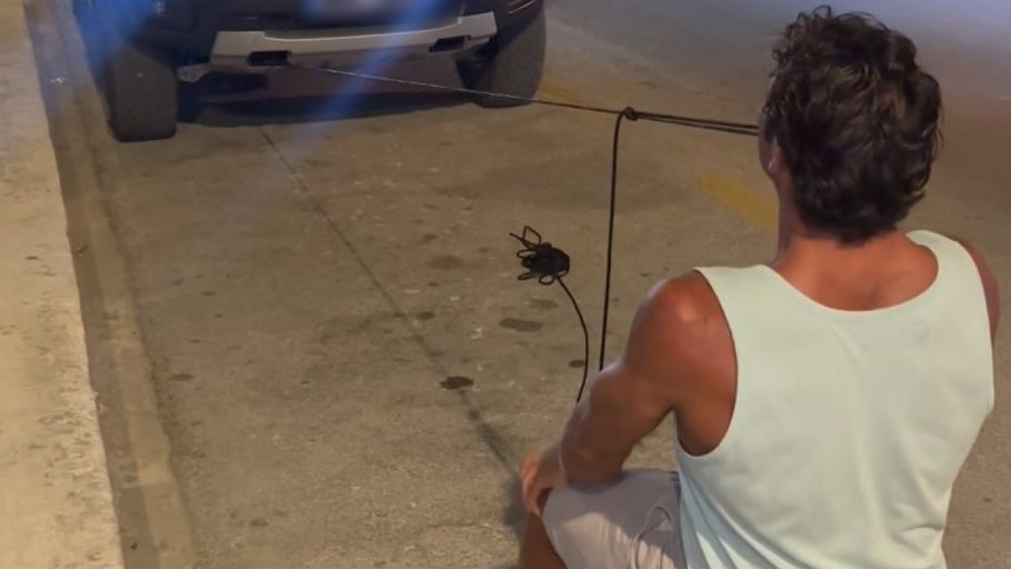 «Λεχρίτης» από ατσάλι: Παίκτης του Survivor σπάει τα κοντέρ τραβώντας θηριώδες Ford Ranger Raptor με τα δόντια!