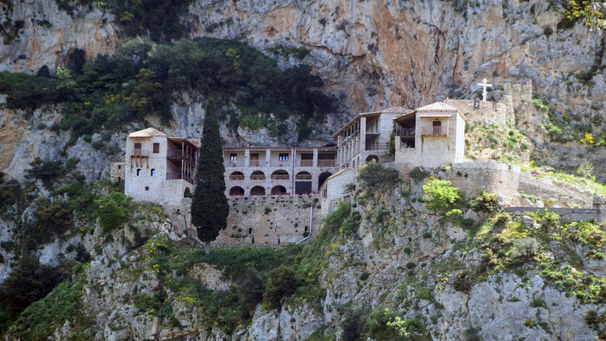 Τα 3 μοναστήρια της Ελλάδας που μοιάζουν να αγγίζουν τον ουρανό
