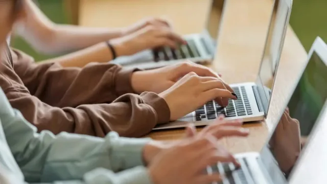 Έως 1.438 ευρώ σε χιλιάδες δικαιούχους – Άνοιξαν οι αιτήσεις για το εποχικό βοήθημα 2026