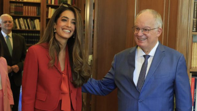 H Αμάλ Αλαμουντίν στην Αθήνα: Η συνάντηση με τον Κωνσταντίνο Τασούλα – Τι συζήτησαν