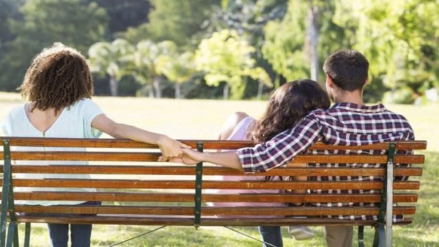 Όταν είστε το τρίτο πρόσωπο σε μια σχέση, πρέπει να το αποκαλύψετε;