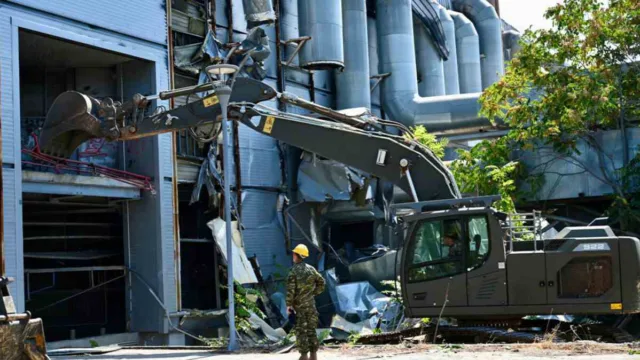 Συναγερμός στο θέατρο Μπάντμιντον: Δύο άτομα χωρίς τις αισθήσεις τους στις εργασίες κατεδάφισης