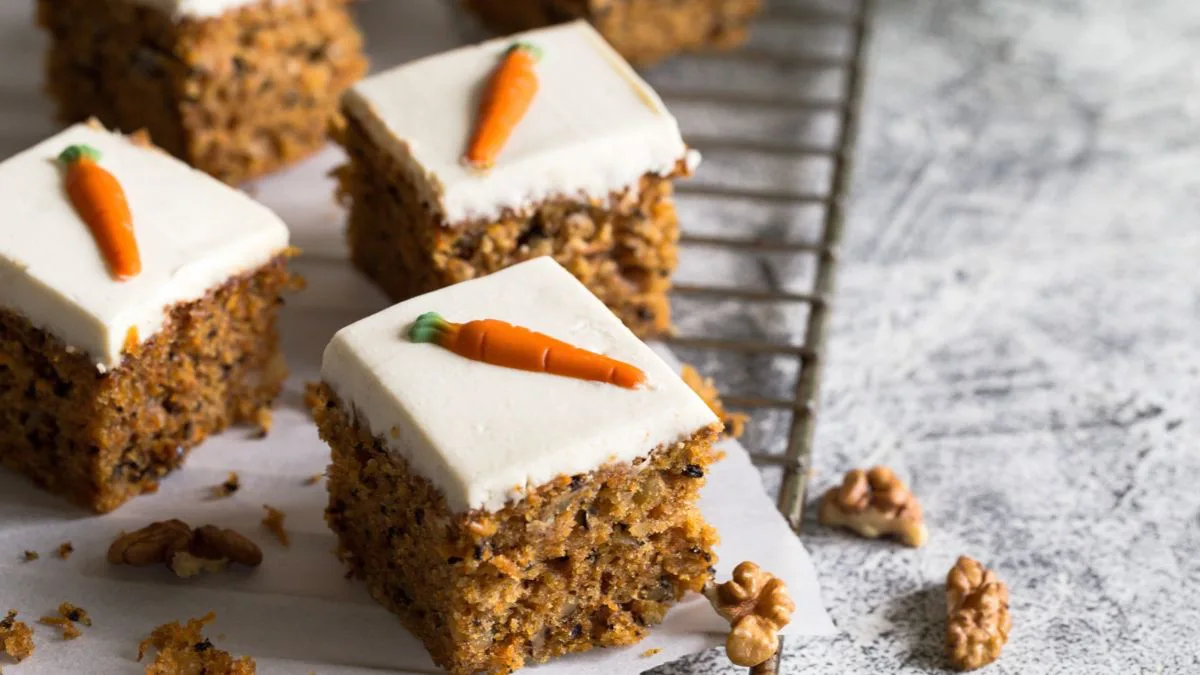 Carrot cake με κρέμα τυριού: Η εύκολη συνταγή για το πιο αρωματικό κέικ καρότου