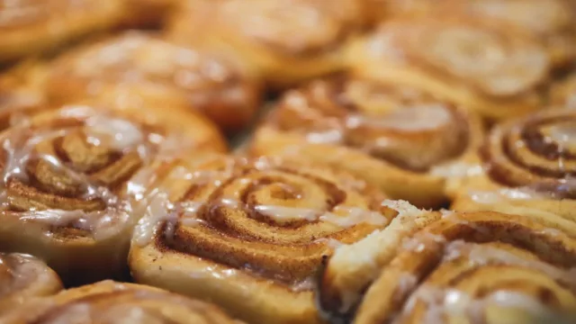 Το Ρολάκι Cinnamon Rolls: Η νέα γλυκιά στάση στον Πειραιά που πρέπει να ανακαλύψεις