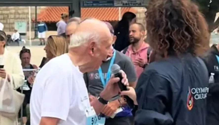 «Έτρεχα και σκεφτόμουν τη γυναίκα μου»: Ο 88χρονος δρομέας που ράγισε καρδιές στη Μεταμόρφωση