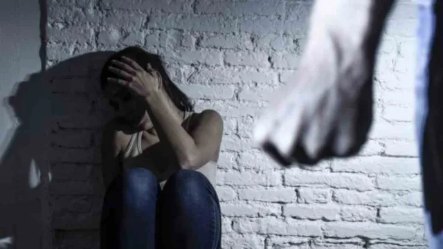 Ιεράπετρα: 45χρονος συνελήφθη για άγριο ξυλοδαρμό της συντρόφου του – Τη χτυπούσε με γροθιές και ξύλινη τάβλα