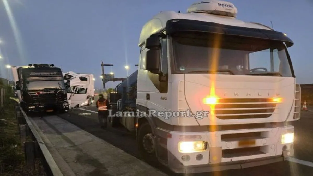 Σφοδρή σύγκρουση στην Τραγάνα: Φορτηγό έπεσε πάνω σε νταλίκα που ήταν παρκαρισμένη