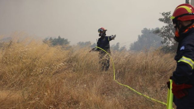 Μεγάλη φωτιά στη Μάνδρα: Ήχησε το 112